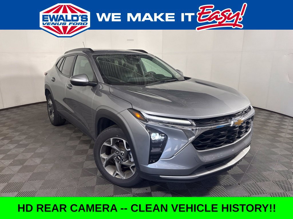 Used 2025 Chevrolet Trax LT FWD image 1