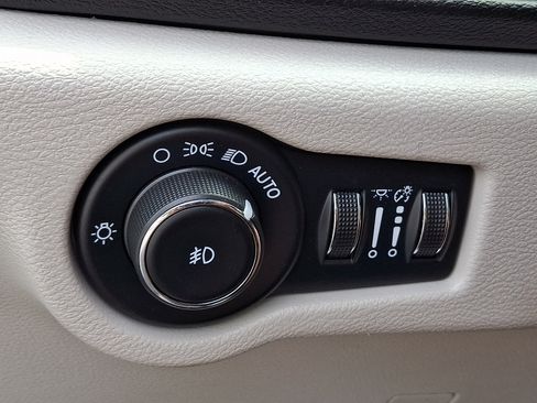 Used 2024 Chrysler Pacifica Touring-L FWD image 26