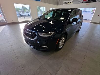 Used 2025 Chrysler Pacifica Select