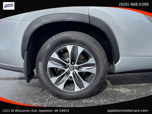Used 2022 Toyota Highlander XLE AWD/4WD image 17