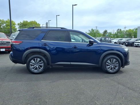 Used 2024 Nissan Pathfinder SV AWD/4WD image 2