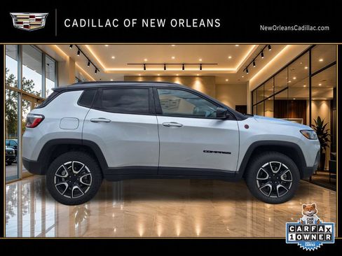 Used 2024 Jeep Compass Trailhawk AWD/4WD image 2