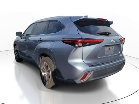 Used 2023 Toyota Highlander XLE FWD image 5