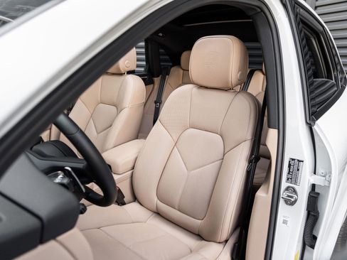 Certified 2025 Porsche Macan AWD/4WD image 5
