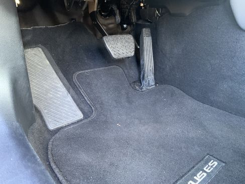 Used 2025 Lexus ES 350 w/ Premium Package image 17