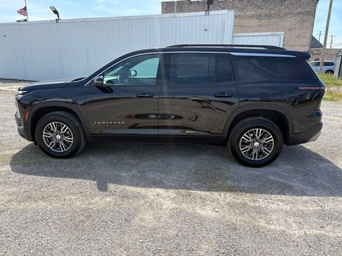 Used 2025 Chevrolet Traverse LT FWD image 6