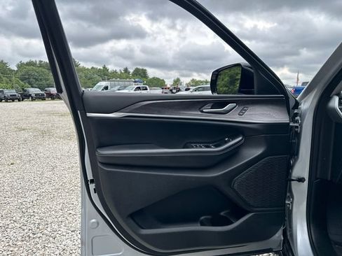 Used 2023 Jeep Grand Cherokee Limited AWD/4WD image 26
