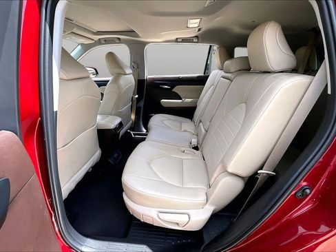 Used 2022 Toyota Highlander XLE FWD image 21