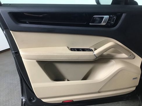 Certified 2022 Porsche Cayenne AWD/4WD image 27