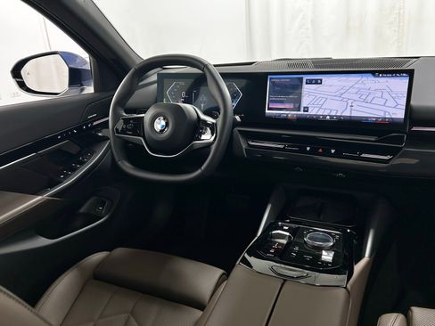 Used 2025 BMW 530i xDrive w/ Premium Package AWD/4WD image 10