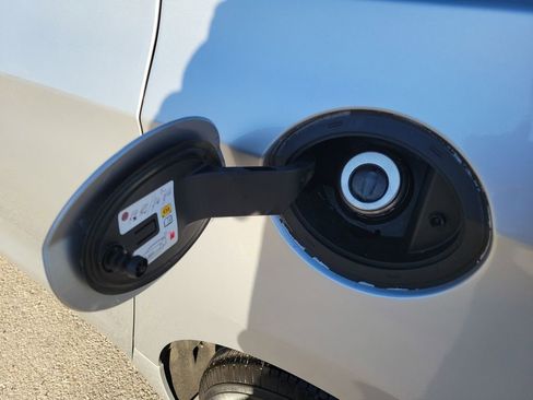 Used 2023 Chrysler Voyager LX image 37