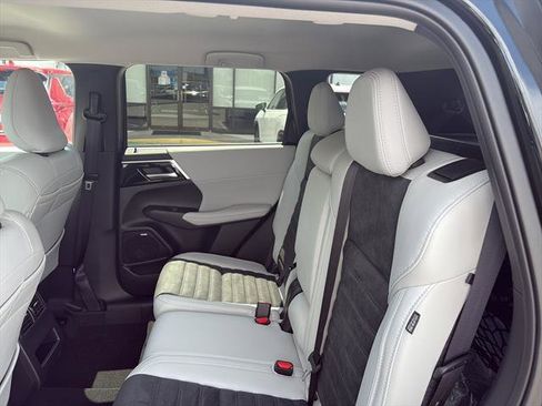New 2025 Mitsubishi Outlander SE image 14