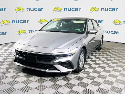 Certified 2025 Hyundai Elantra SE FWD image 3