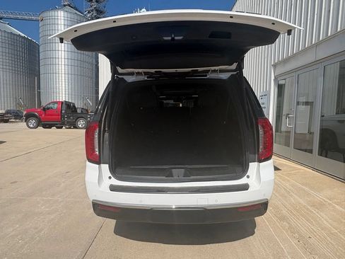 Used 2024 GMC Yukon XL SLT w/ SLT Luxury Package AWD/4WD image 7