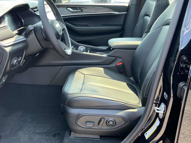 New 2026 Jeep Grand Cherokee Limited w/ Limited Altitude Package RWD image 10