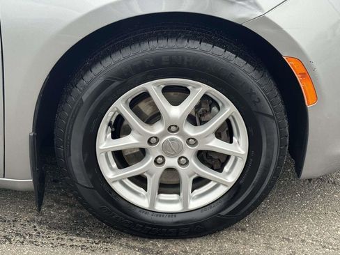 Used 2020 Chrysler Pacifica Touring-L image 7