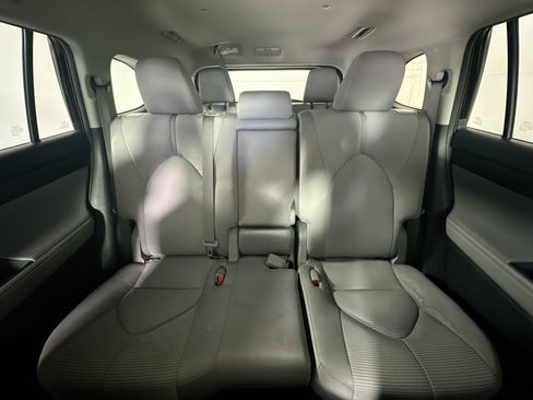 Used 2021 Toyota Highlander L FWD image 30