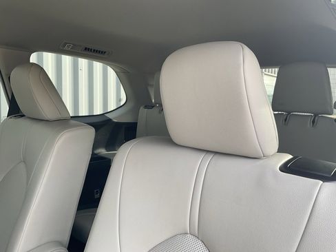Used 2025 Toyota Grand Highlander AWD image 18