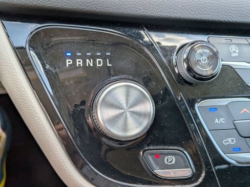 Used 2018 Chrysler Pacifica Touring-L w/ Tire & Wheel Group FWD image 23