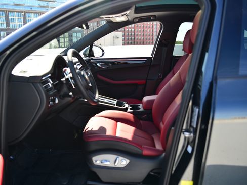 Certified 2026 Porsche Macan AWD/4WD image 5