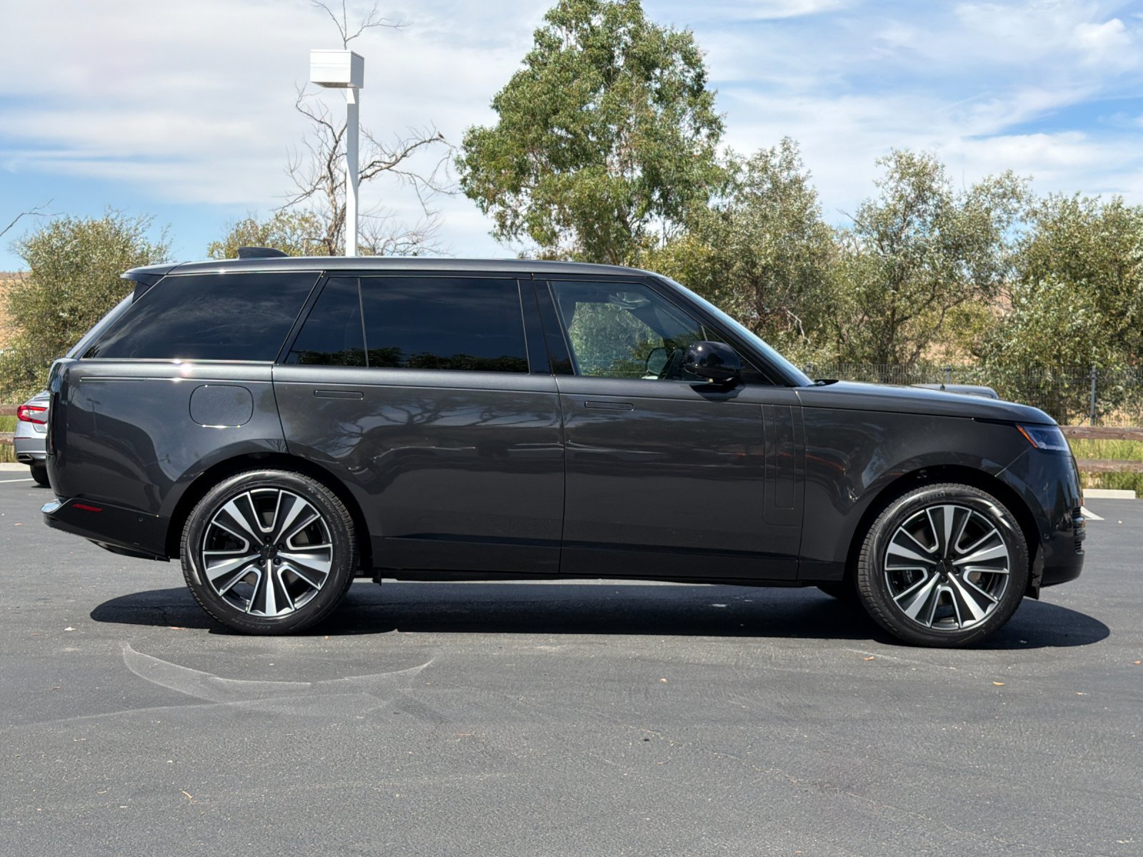 New 2026 Land Rover Range Rover Long Wheelbase SE AWD/4WD image 7