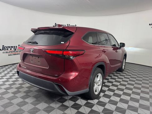 Used 2021 Toyota Highlander LE FWD image 6