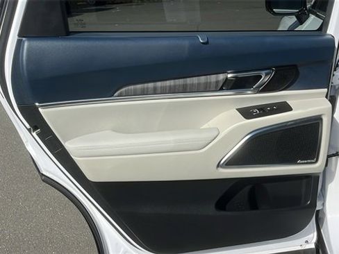 Used 2024 Kia Telluride SX Prestige w/ Towing Package image 19