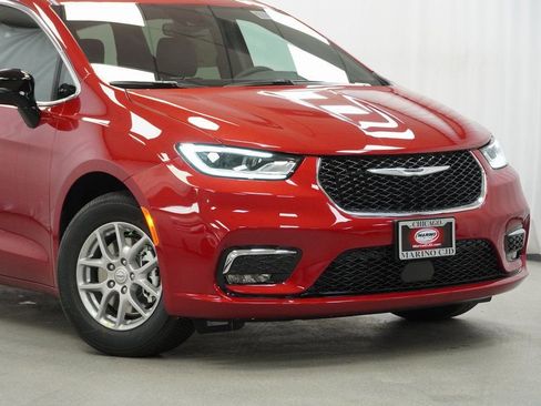 New 2026 Chrysler Pacifica Select image 3