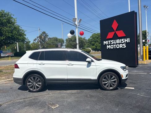 Used 2018 Volkswagen Tiguan SE w/ Panoramic Sunroof Package image 2