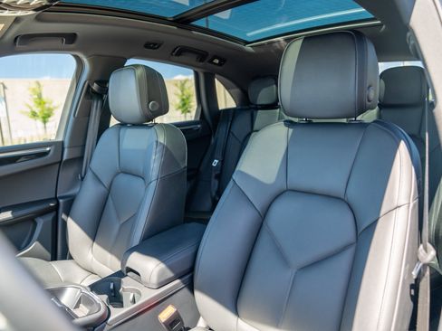 Certified 2026 Porsche Macan AWD/4WD image 5
