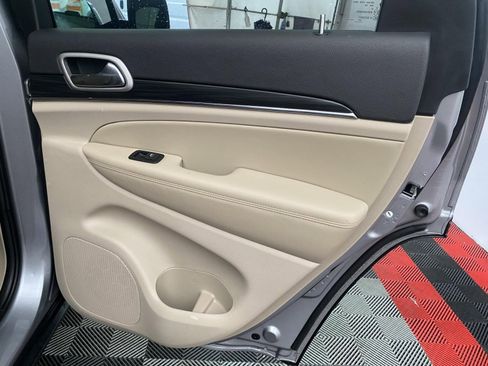 Used 2020 Jeep Grand Cherokee Limited AWD/4WD image 10
