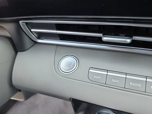 Used 2025 Hyundai Elantra SEL FWD image 16