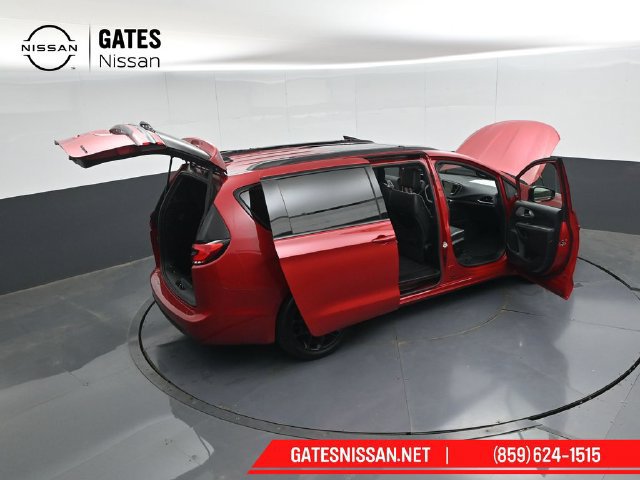 Used 2025 Chrysler Pacifica Limited FWD image 58
