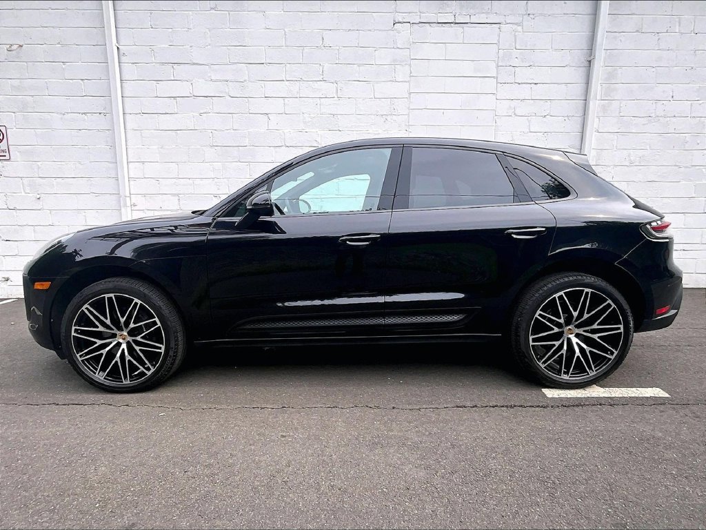 Certified 2025 Porsche Macan AWD/4WD image 2