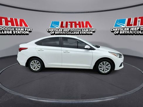 Used 2022 Hyundai Accent SE FWD image 9