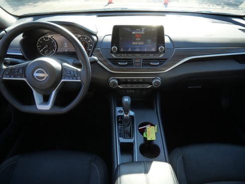 Used 2025 Nissan Altima 2.5 SV FWD image 10