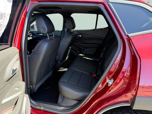 Used 2025 Chevrolet Trax RS w/ Sunroof Package FWD image 4