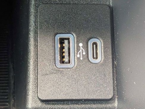 Used 2021 Ford Edge ST image 22