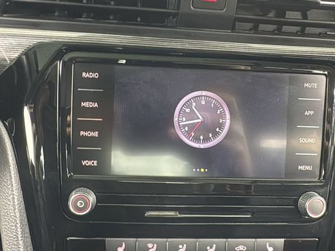 Used 2020 Volkswagen Passat 2.0T R-Line image 23