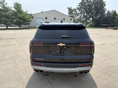 Used 2025 Chevrolet Traverse LT FWD image 7