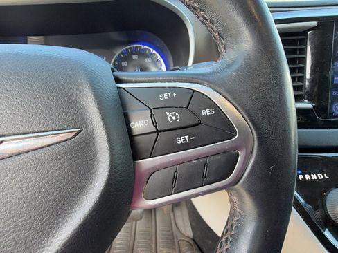 Used 2017 Chrysler Pacifica Touring-L image 23