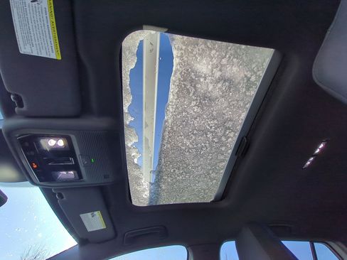 Used 2022 Volkswagen Golf R image 18