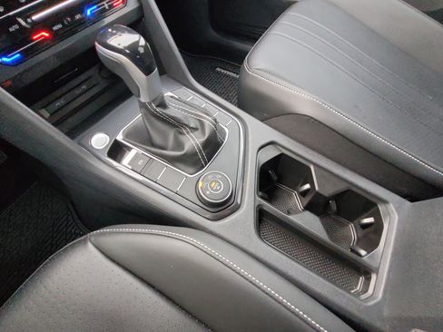 Used 2024 Volkswagen Tiguan SE image 22