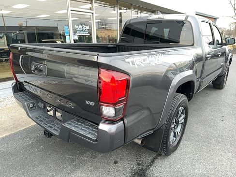 Used 2018 Toyota Tacoma TRD Sport AWD/4WD image 2