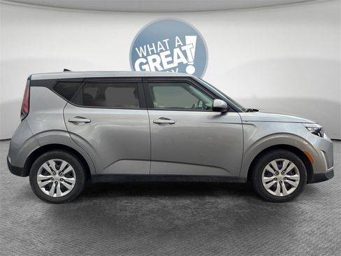 Used 2023 Kia Soul LX image 2