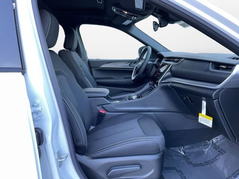 New 2025 Jeep Grand Cherokee Laredo X w/ Luxury Tech Group I image 15