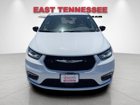 Used 2024 Chrysler Pacifica Touring-L FWD image 9