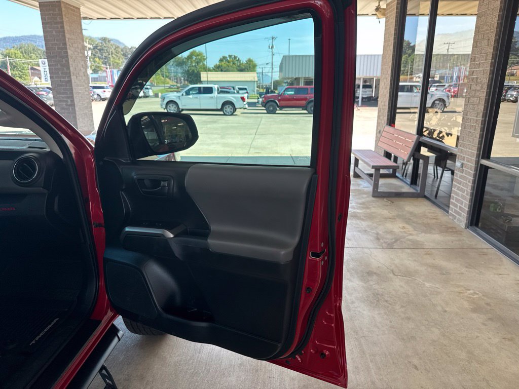 Used 2018 Toyota Tacoma SR5 RWD image 18