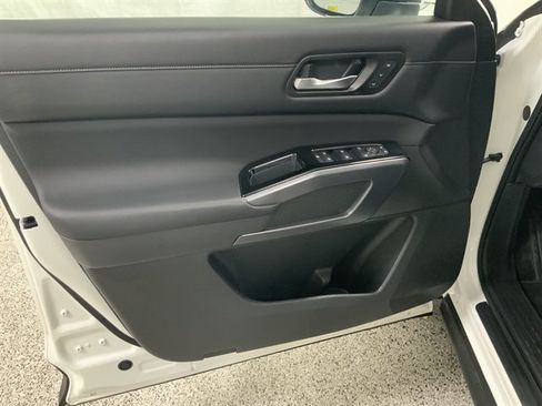 Used 2023 Nissan Pathfinder SL AWD/4WD image 17