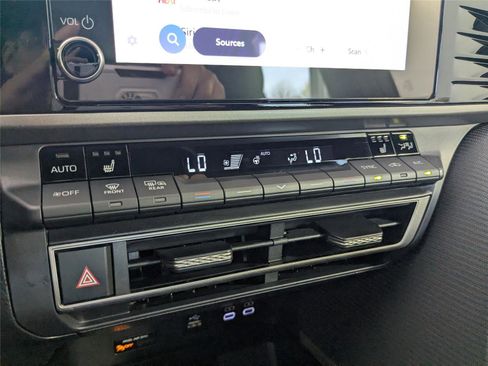 Certified 2025 Toyota Camry SE w/ Convenience Package image 17